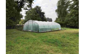 Serre largeur 5m - longueur 9m - avec aérations latérales fermées.