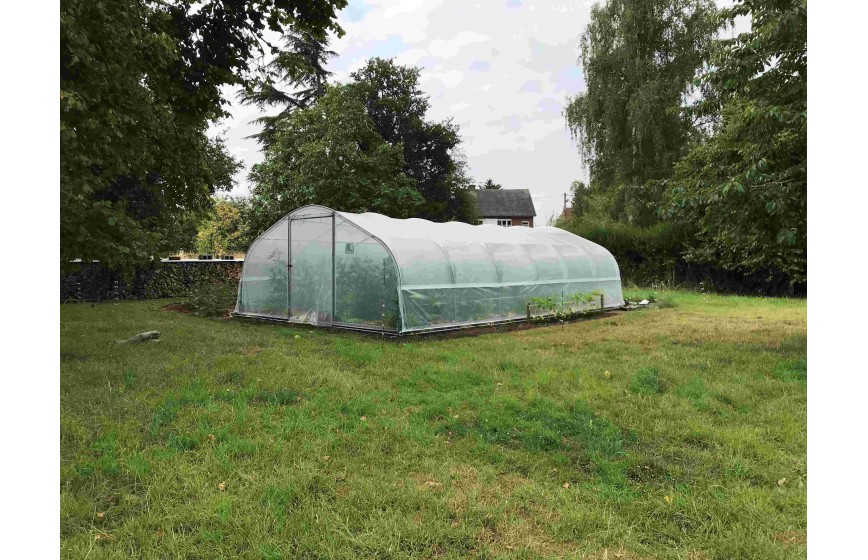 Serre largeur 5m - longueur 9m - avec aérations latérales fermées.