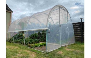 Serre Tonneau - largeur 3m - Longueur 4.50m -aérations latérales ouvertes - porte largeur 1m - bâche façade clipsée