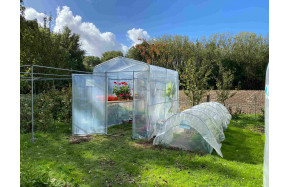 Serre Primeur largeur 2m, profondeur 2.70m, hauteur au faîtage 2.42m, 1 porte largeur 1m. Pour protèger les plantes frileuses.