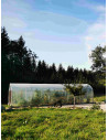 Serre Abri Tomates, marque serres Tonneau, au coeur d'un paysage de montagne.