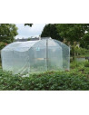 Porte ouverte sur une serre de potager à pieds droits