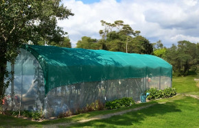 Serre Tonneau, modèle Abri Cultures, largeur 3m, 2 portes, bâche enterrée, filet d'ombrage en option.